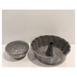 Vtg graniteware  bunt pan 9' dia & small..