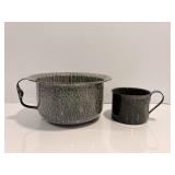 Vtg graniteware chamber pot 10' dia & cup