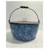 Vtg Blue & white swirl enamelware kettle with lid.