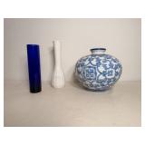 Chinese blue & white porcelain vase & misc