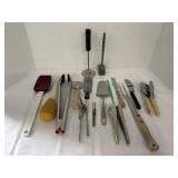 Lockable Tongs, Garlic Press & Misc