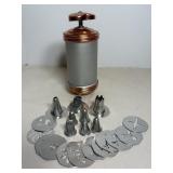 Cookie press/cake decorating set