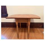Oak drop leaf accent table 24'W x 15'D x23'H...