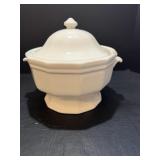 Pfaltzgraff stoneware soup trine with lid...