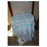 Round Table with Tablecloths & Glass Overlay