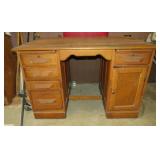 Nice Oak Desk with 5 Drawers and Storage