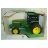 ERTL JOHN DEERE 4960 Tractor
