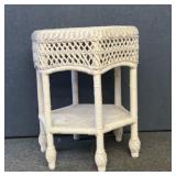 VTG wicker table 21 x 25