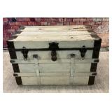 VTG trunk, repainted, with blankets contents