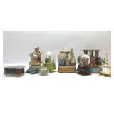 Assorted music boxes