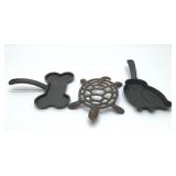 2 cast iron pans and trivet