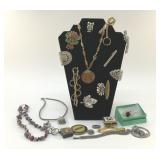 ASSORTED COSTUME JEWELRY, BROOCHES, SHOE CLIPS