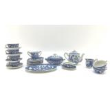 CHILDï¿½S ANTIQUE BLUE WILLOW TEA SET