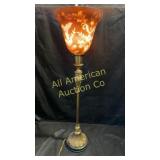 Metal and floral globe table lamp, 26.5' tall