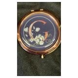 'G' initial mirror compact, 3'