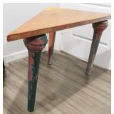 Unusual Triangle Table (old paint legs) 1/1