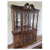 Traditional Chippendale Style Breakfront Canbinet