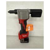 MILWAUKEE RIVET TOOL WITH BATTERY