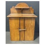 Dollï¿½s Miniature Sideboard, 13 ' tall
