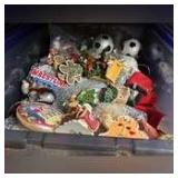 Tub of misc ornaments