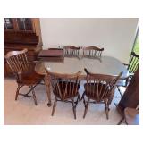 Maple dining table w/ glass top, 8 spindle back chairs & 2 leaves & pads