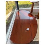 Drop leaf mahogany coffee table w/ Queen Ann legs