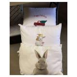 7 throw pillows, empty tub