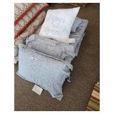 QUEEN BEDDING, 1 SPREAD, 2 SHAM PILLOWS, 2 DECOR (5PC)