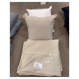 King size duvet cover, three euro pillows
