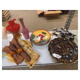 Lot of vases, teapot, decorative plates, napkins