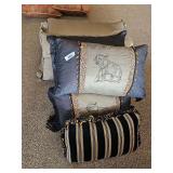 LOT OF 6 BEDDING PILLOWS