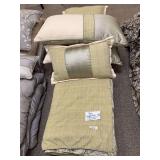 King size comforter, three euro pillows, 2 king pillows, one small pillow ￼