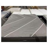 Beautyrest King Hybrid X Class mattress W / TWIN FOUNDATIONS