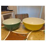 2 vintage Pyrex bowls