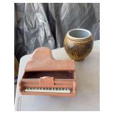 Ceramic piano, pottery vase