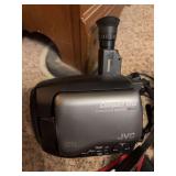 Compact VHS 3” LCD color monitor  JVC AND A Kodak Carousel Transvue 80 slide tray chargeur