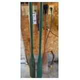 Pr of oars, 2 paddles