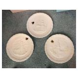 Lot of collector plates & stands: including 3 Fenton Christmas plates,