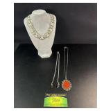 3 Decorative jewelry necklaces