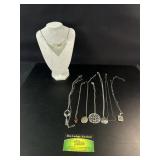 8 Womenï¿½s Decorative jewelry necklaces