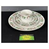 Gibson Christmas Holly 8setting plate set