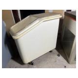 Rubbermaid Storage bin