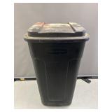 Rolling Rubber Maid 50 Gallon Trash Can