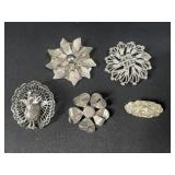5 Floral brooches