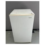 Magic Chef 440YW Compact Refrigerator