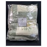 Full queen floral blanket with pillows