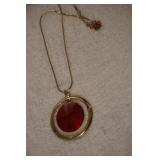 Gold Tone Necklace w/pendant gold/red
