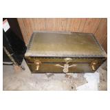 Vtg Metal Trunk does have Inserts