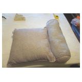 2 Decorative Pillows