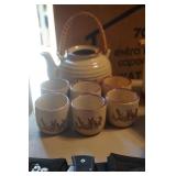 Vtg Tea Pot w/4 cups no lid